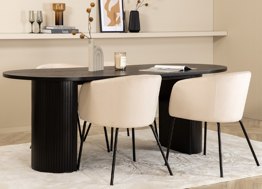 mobilier salle à manger avec une table et des chaises